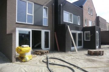 Vloerverwarming en cementdekvloer gelegd
De afgelopen twee weken zijn de werkzaamheden rondom de Kloostertuin woningen onverminderd door gegaan, waardoor de bouw inmiddels voor 92% is voltooid.