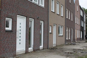 Oplevering Kloostertuin woningen Hoogeveen in zicht!
Terwijl de stucadoors nog bezig zijn met de laatste werkzaamheden, is de oplevering van het unieke nieuwbouwproject in zicht.