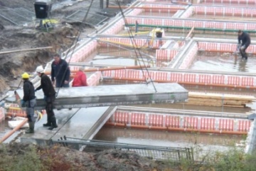 De beton voor de fundering is droog en het is daarom tijd om de vloerplaten erop te leggen. Met de vloerplaten erop wordt het pas echt duidelijk hoe de begane grond voor de nieuwe bewoners eruit gaat zien.