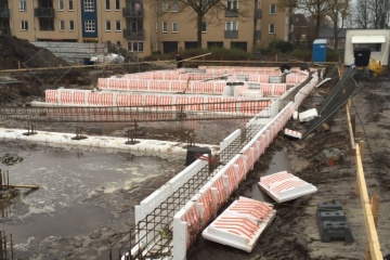 Na de goedkeuring van de betonnen palen is het tijd om aan de slag te gaan met het leggen van de funderingen! Hieronder een impressie van de aanleg voor de bekisting waarna de beton wordt gestort voor een stevige basis.