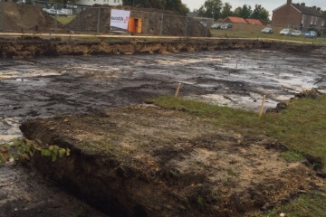 Het is inmiddels aantal weken geleden dat de eerste paal werd geslagen. Afgelopen week heeft ABbouw de uitgravingen voor de woningen verricht. Dit ging qua werkzaamheden vlekkeloos.